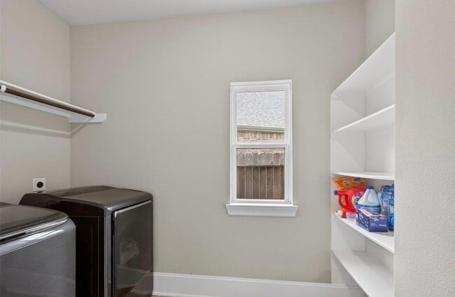 Building Photo - 1630 Mahan Dr