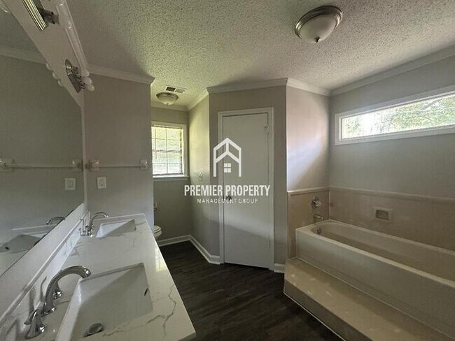 Building Photo - 7067 Apple Creek
