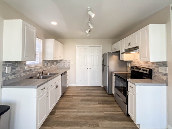 Building Photo - 7305 Rosehall Dr