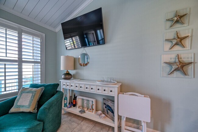 Building Photo - GORGEOUS FURNISHED OFF-SEASON RENTAL NOW AVAILABLE THROUGH MAY