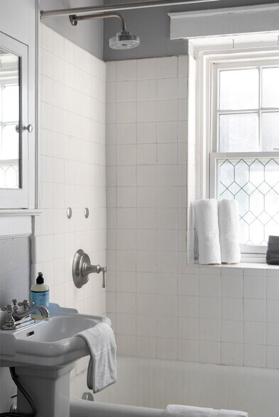 Building Photo - 2015 NW Flanders St