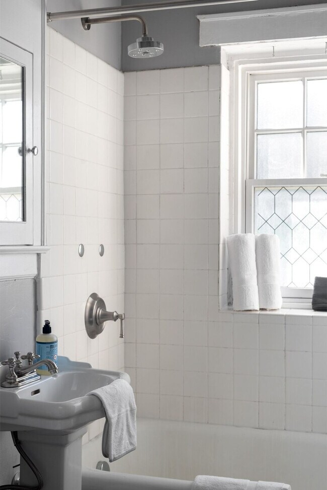 Building Photo - 2015 NW Flanders St