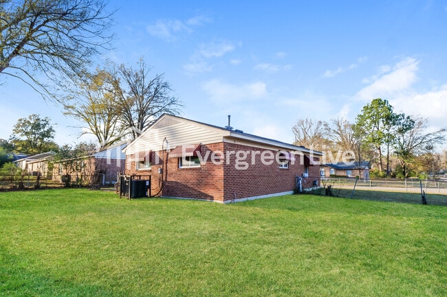 Building Photo - 3325 Cedar Springs Dr