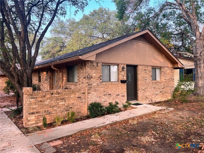 Building Photo - 624 E Elm St