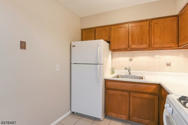 Building Photo - 565 Grove St