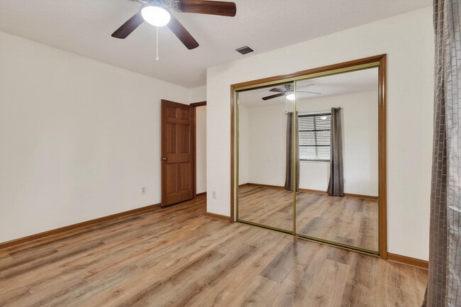 Building Photo - 6016 Pompano St