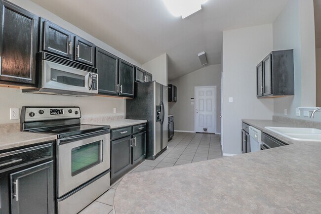 Building Photo - 4Bed/2Bath Available 11/10 !