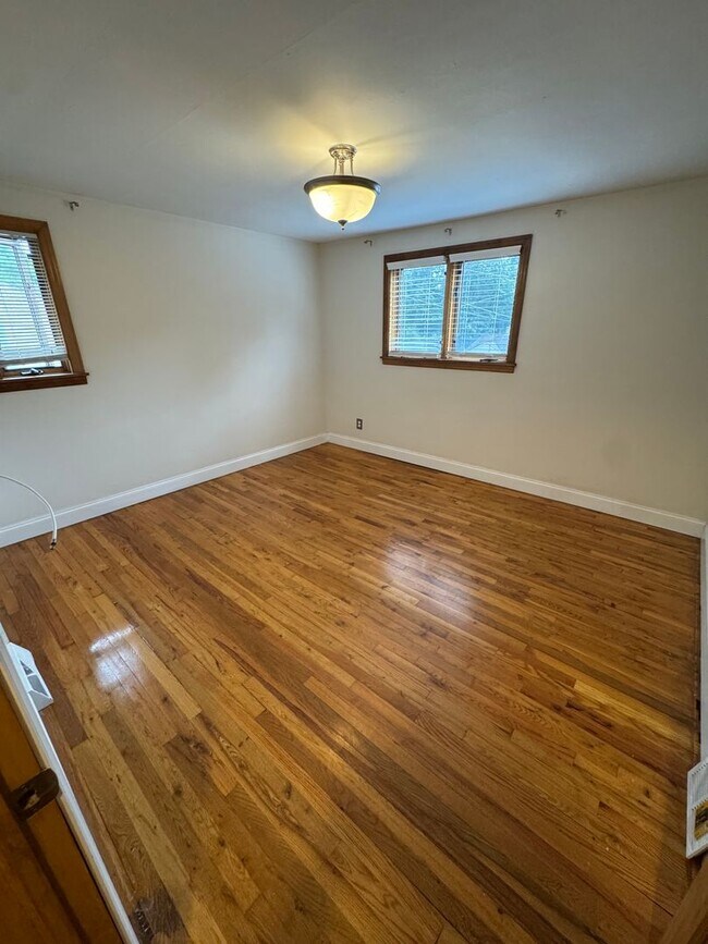 Building Photo - Coraopolis - 3 Bedroom, 1 Bath - Charming ...