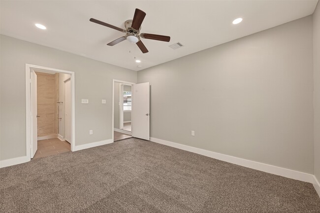 Building Photo - 226 W 4th St