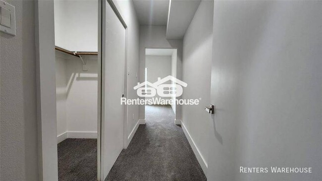 Building Photo - Modern, stylish 3 story condo with a priva...