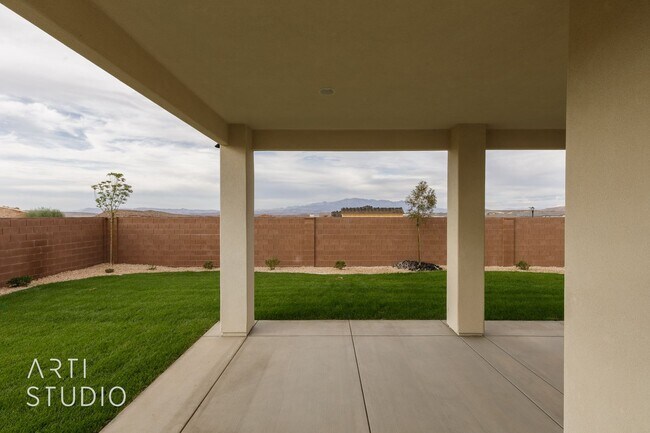 Building Photo - Beautiful Fully Furnished 3 bedroom, 2.5 B...
