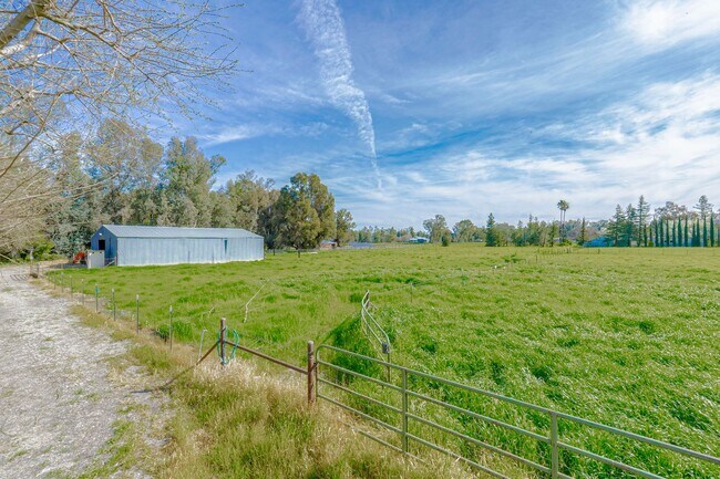 Building Photo - 25265 Carlsbad Ave
