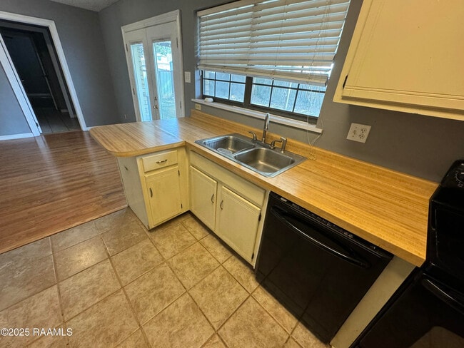 Building Photo - 107 Village Ln