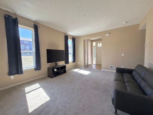 Building Photo - Rare 4 Bedroom End Unit Townhome in The Beautiful Stonemill Farms of Woodbury