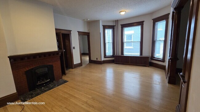 Building Photo - 3 bed - 1 bath One block from Grand Ave in...