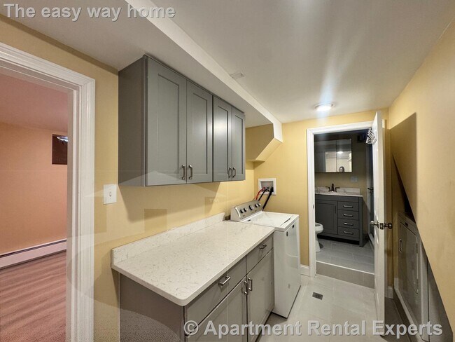 Building Photo - 115 Elm St