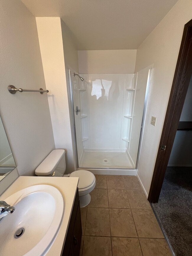 Building Photo - Super Clean Split Level Home with Huge Yard!