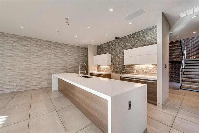 Building Photo - "Luxurious 3-Bed Oasis with 5 Full Baths in Prime Dallas Location - 4,666 Sq Ft of Elegance!"