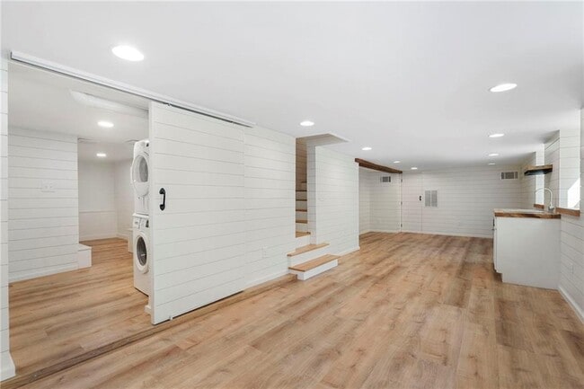 Building Photo - 2512 Brookwood Dr NE