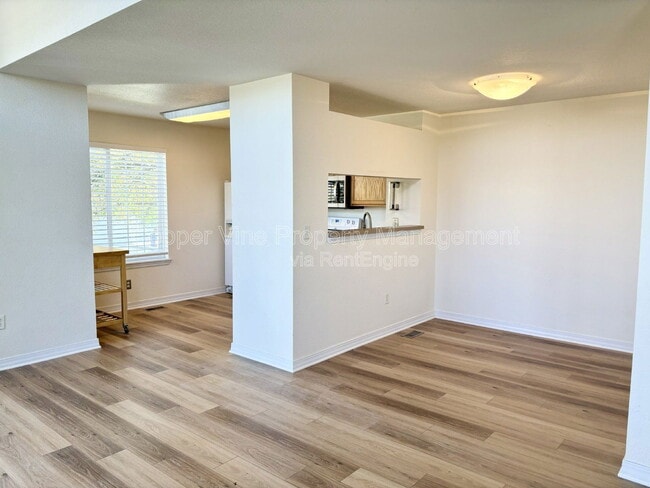 Building Photo - 930 Button Rock Dr