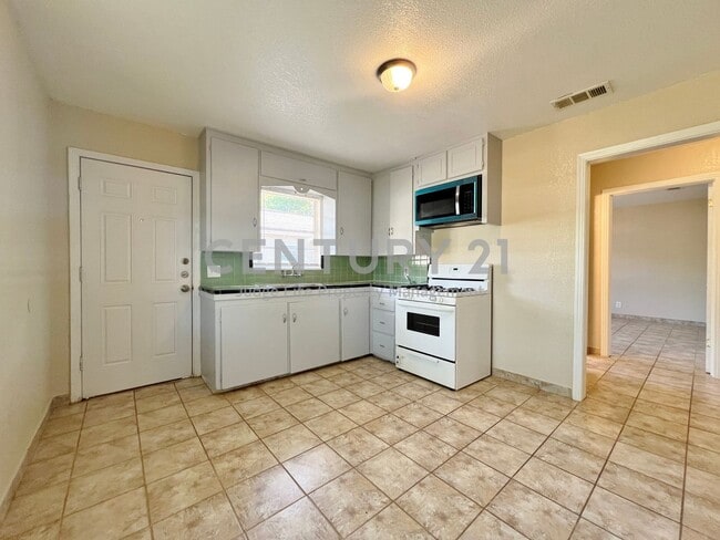 Building Photo - Cozy 1-Story 1/1 Duplex in Castleberry ISD...