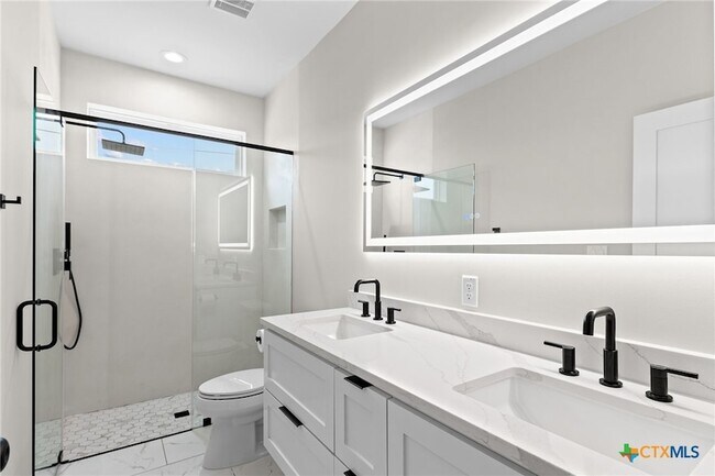 Building Photo - 2204 Magnolia Dr