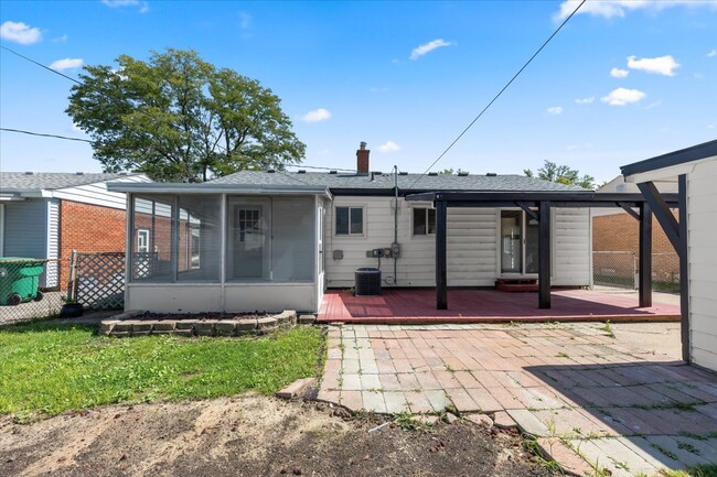 Building Photo - 153 Ross St