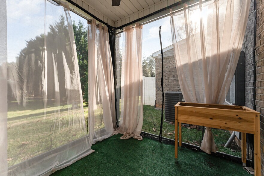 Building Photo - 1915 Fleming Rd