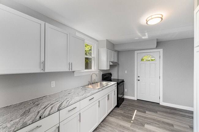 Building Photo - Updated 3 Bedroom 1 bathroom House