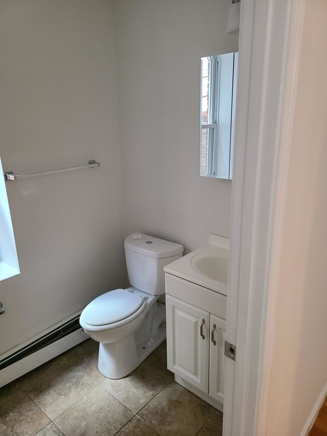 Building Photo - Beautiful 3 bed in the North End!