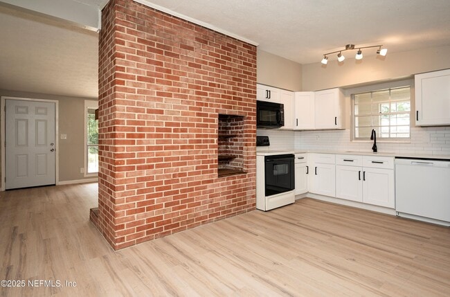Building Photo - 313 Suzanne Dr