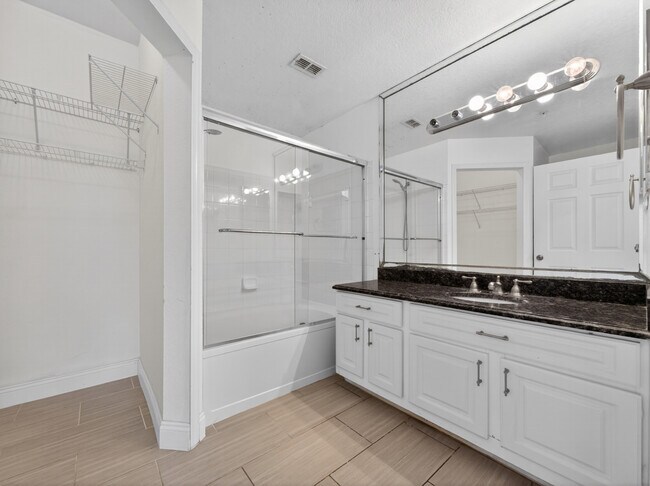 Building Photo - 13003 Plantation Park Cir