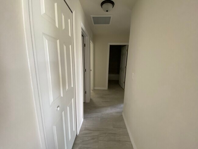 Building Photo - 29 SE 15th Ave