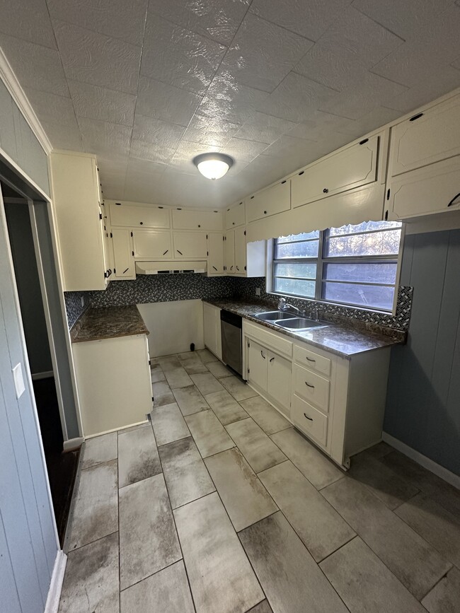 Building Photo - 1633 Yvonne Dr