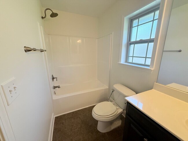 Building Photo - Stunning 3-Bedroom, 2-Bathroom Home in Mad...