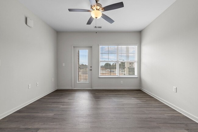 Building Photo - The Groves at 421 *Move In Special*