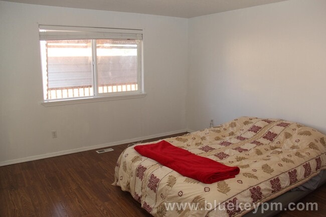 Building Photo - 3 Bed, 2 Bath Home with Large Covered Deck...