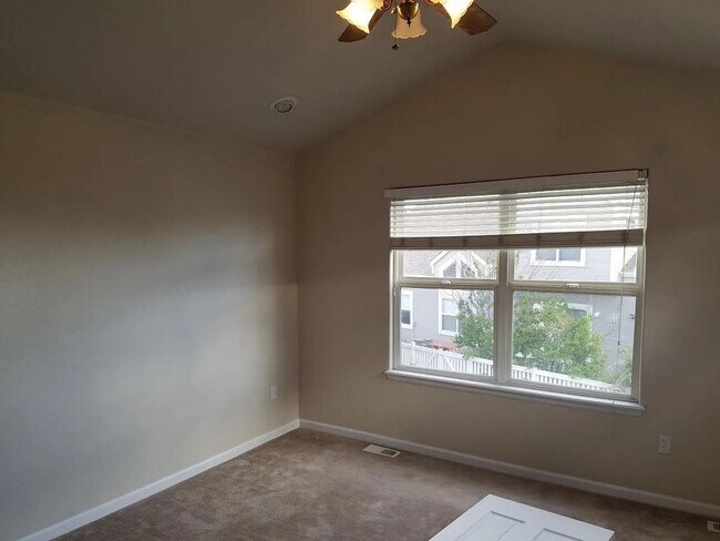 Building Photo - Lake Side Denver Townhome