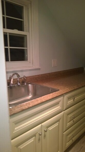 Building Photo - 1094 Woodbury Ave