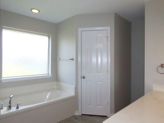 Building Photo - Gorgeous 3 Bedroom, 2 Bath Home in Flint!