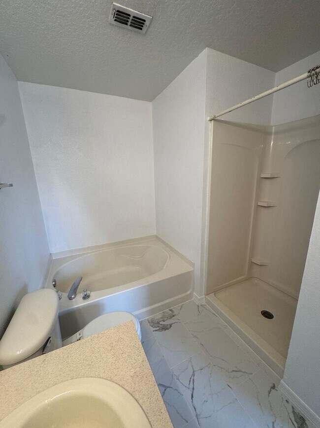 Building Photo - Spacious 4 bedroom house in Waterford Chase