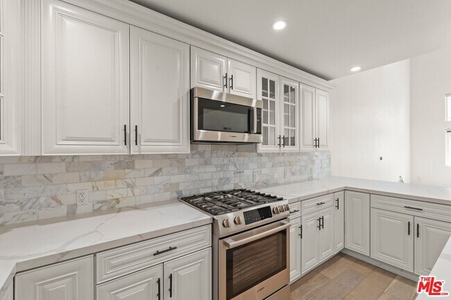 Building Photo - 5019 W Maplewood Ave