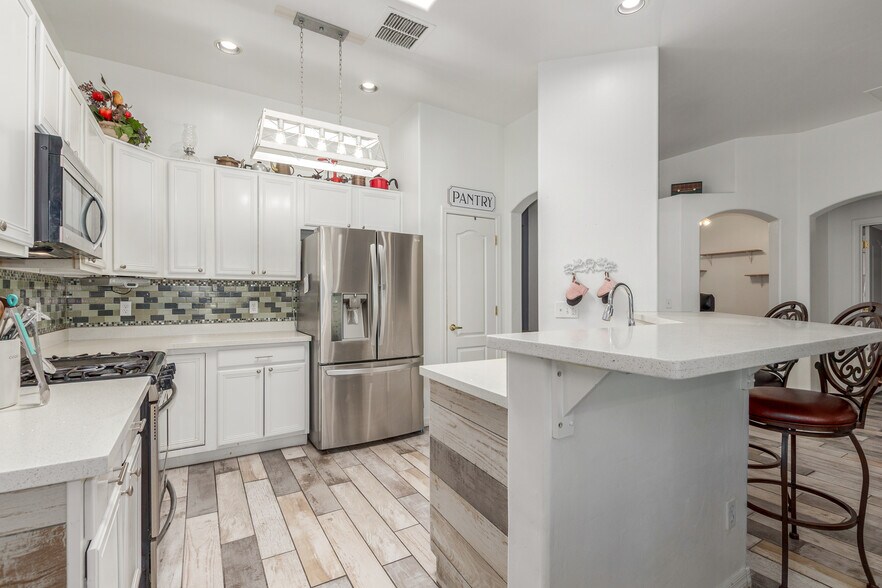 Building Photo - 8434 N Sunny Rock Ridge Dr