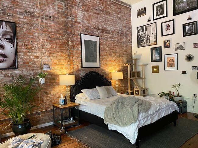 Building Photo - Charming Vintage Pioneer Square Studio wit...