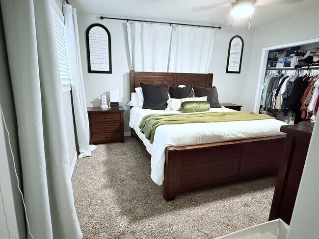 Building Photo - Northeast El Paso 3Bed/2Bath Refrig A/C