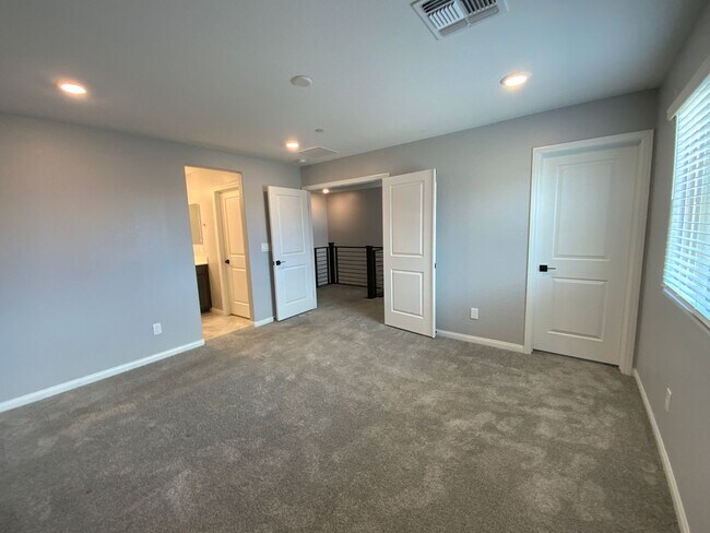 Building Photo - Townhouse in Summerlin North