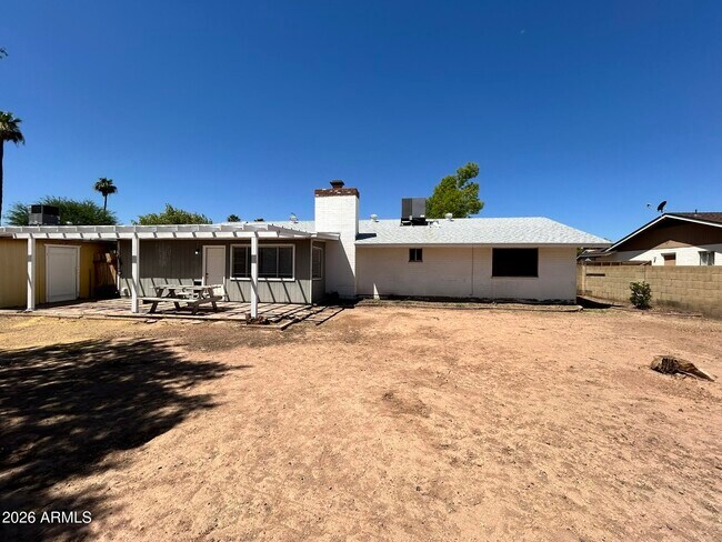 Building Photo - 711 N Oracle Cir