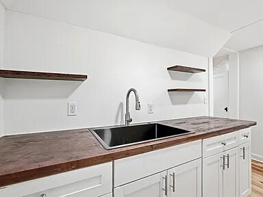 Building Photo - 402 E 18th St