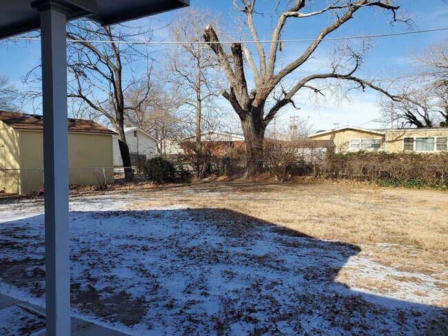 Building Photo - Like New 3 bedroom 1.5 bath  Ranch Near Kellogg and Rock