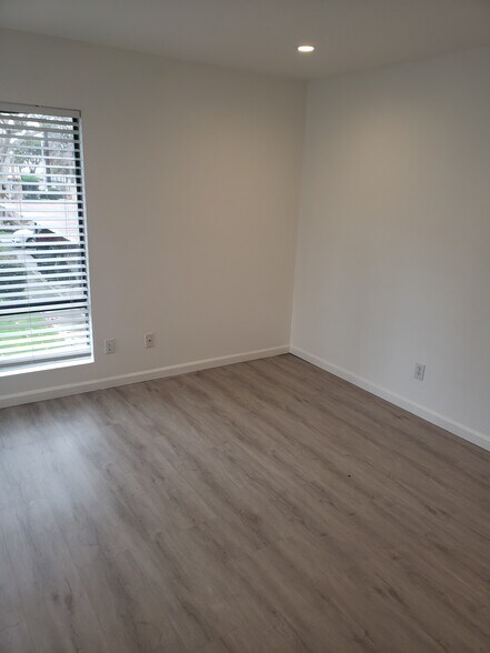 Building Photo - 2323 Huntington St